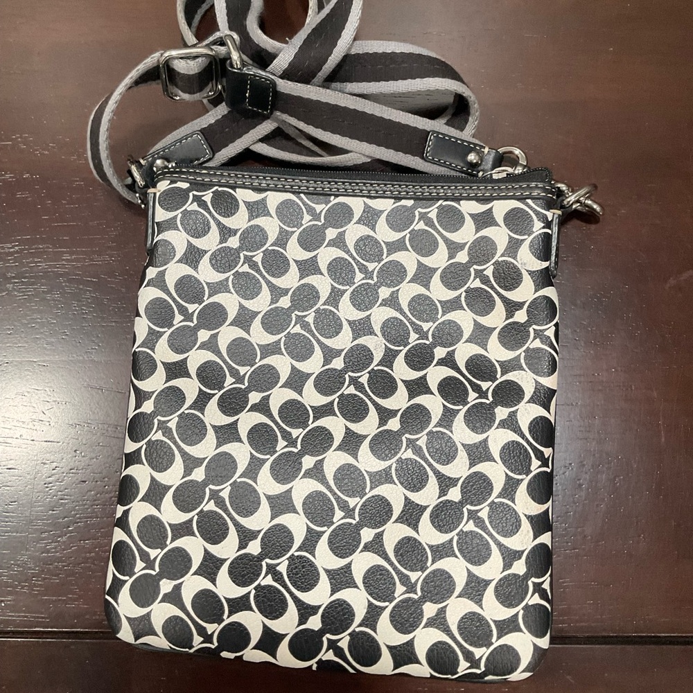 COACH BLACK AND WHITE C LOGO CROSSBODY SWINGPACK - Picture 2 of 8